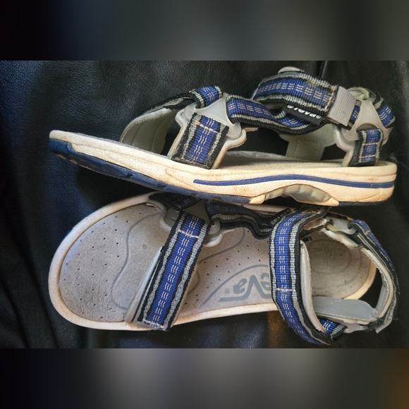 Teva Blue & White gently tested sandals sz7 - Picture 3 of 5